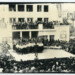 Битолскиот хор „Стив Наумов“ пред зградата на Театарот во 1958 година. Фото: Милтон Манаки